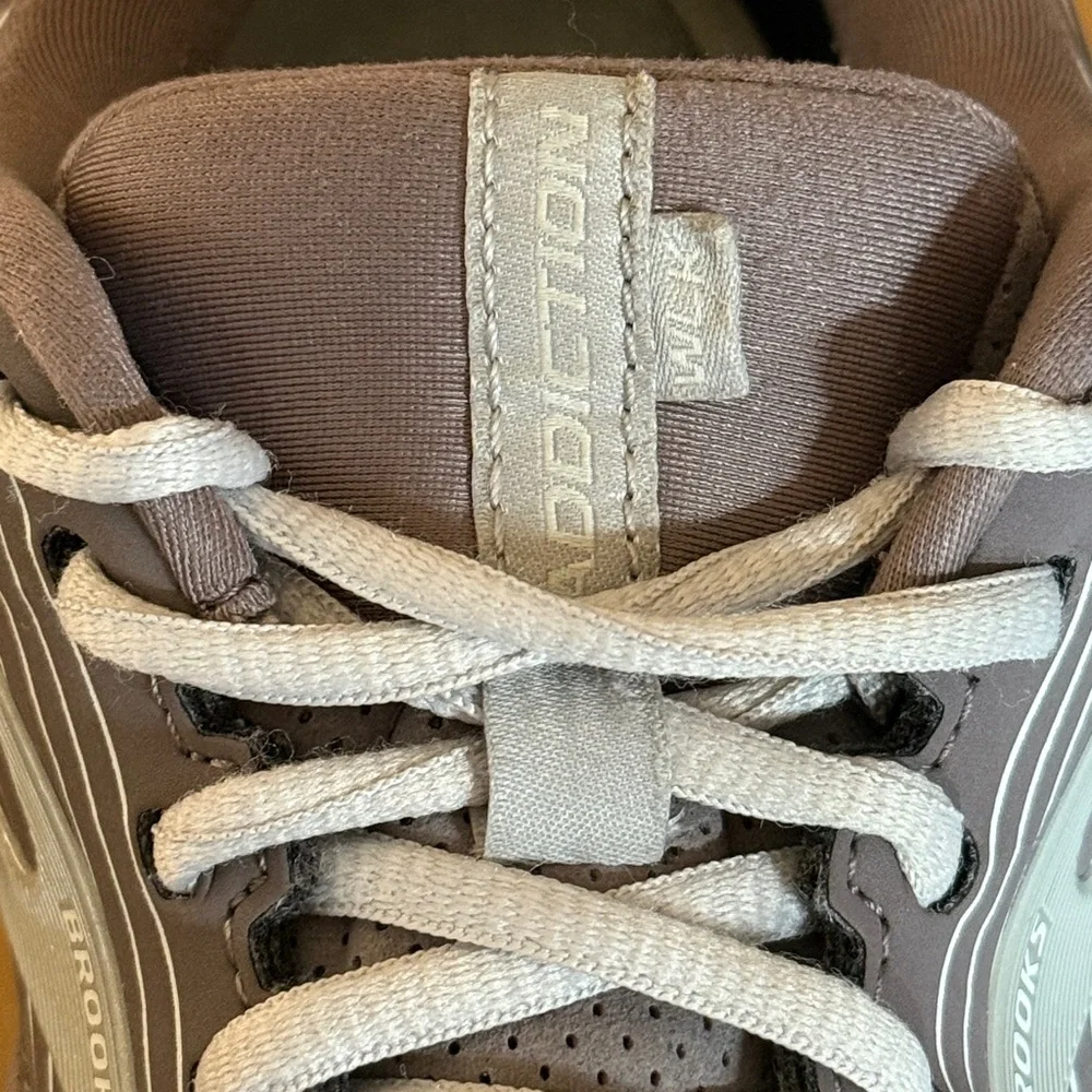 BROOKS WOMENS ADDICTION WALKER SUEDE ATHLETIC RUN SHOE SHARK ALLOY OYSTER SZ 9.5
